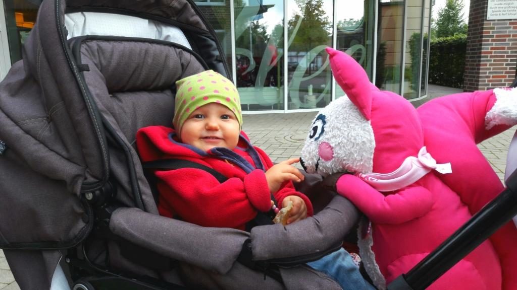 Polly Pink schließt Freundschaft mir den Kleinsten