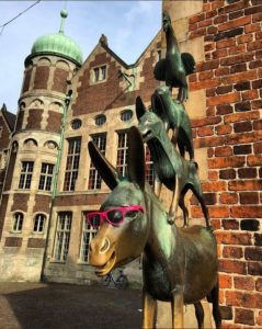 Pinke LAUFMAMALAUF-Sonnenbrille an Bremer Stadtmusikanten