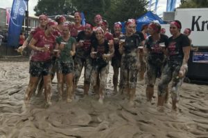Alex mit dem LAUFMAMALAUF-Team beim Muddy Angel Run Köln 2018