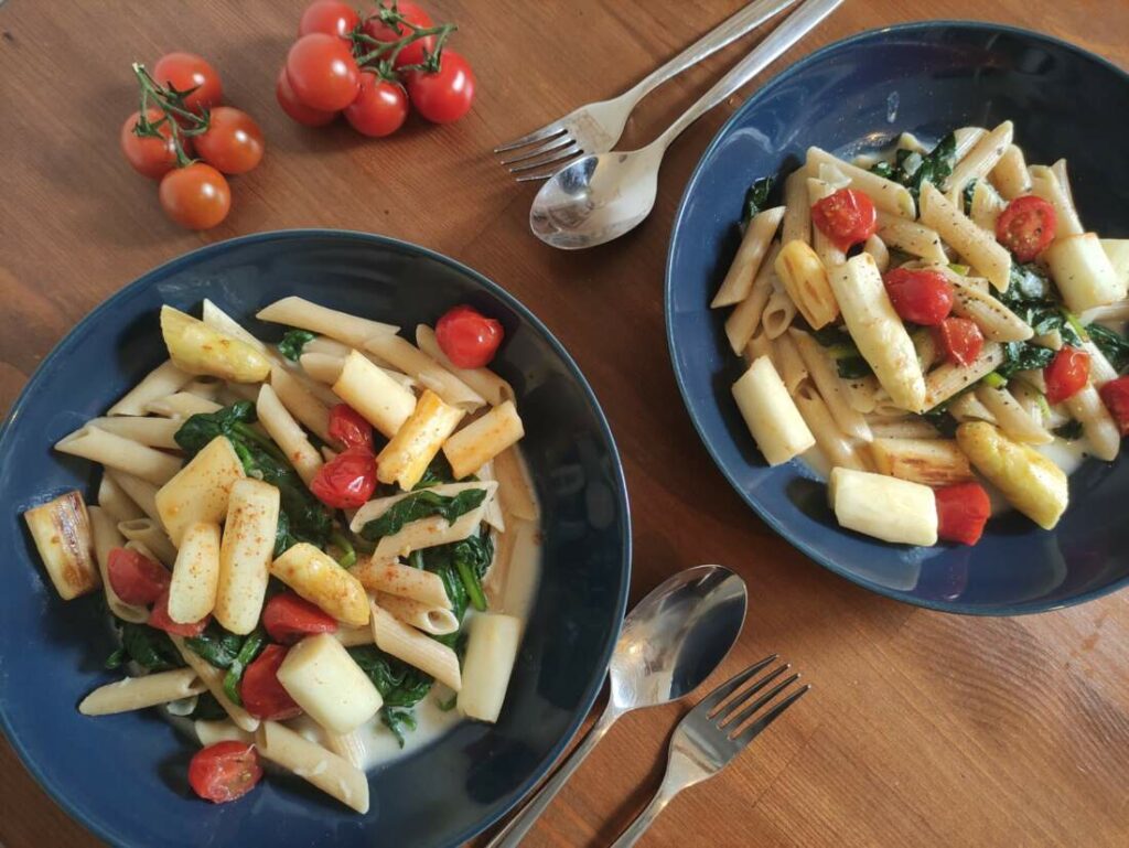 Cremige Zitronen-Pasta mit Spargel und Spinat